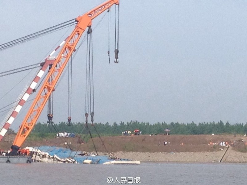 Quá trình lật ngược và  trục vớt tàu chìm trên sông Dương Tử chính thức bắt đầu sáng 5/6 sau khi nhà chức trách nhận định không còn người nào sống sót bị mắc kẹt bên trong tàu du lịch này.